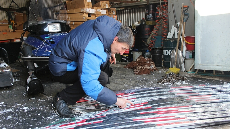 В Углегорский район отправлена партия лыж