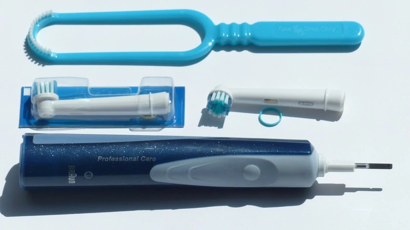 Стоматолог помог сахалинцам  разобраться в многообразии зубных щеток