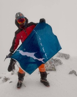 Флаг Сахалинской области на вершине Эльбруса развернул Роман Трубецкой