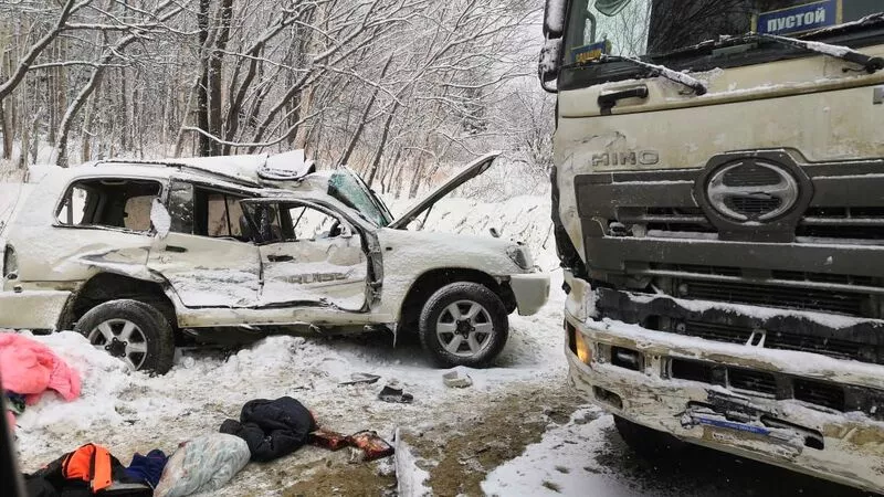 На Сахалине грузовик смял внедорожник на скользком «Тещином языке»