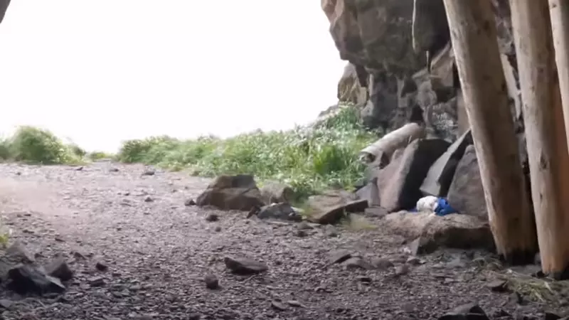 Туристам запретили приближаться к тоннелю на мысе Жонкиер. Причина