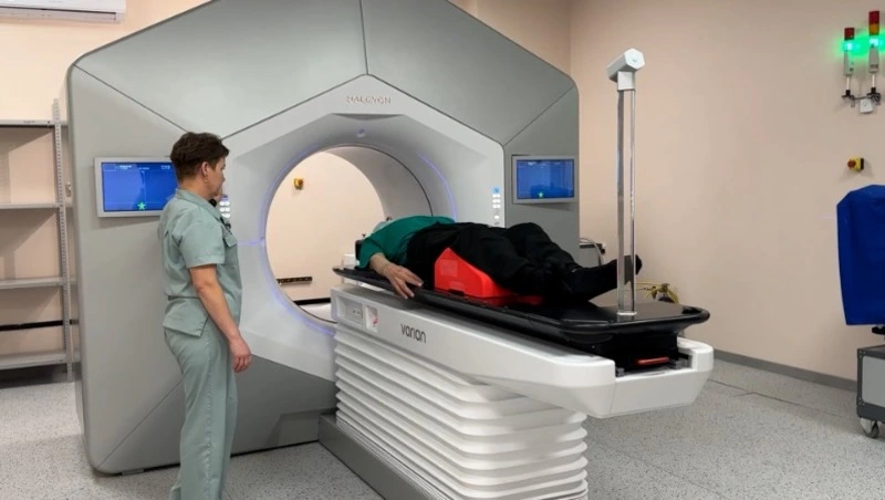 В Сахалинском областном онкологическом диспансере запустили новый высокотехнологичный линейный ускоритель - Центр внимания 04.02.26