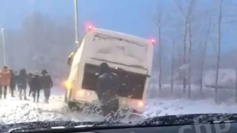 В Южно-Сахалинске рейсовый автобус с пассажирами слетел с трассы
