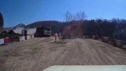 Большегруз «пролетел» через Холмский перевал: видео очевидца