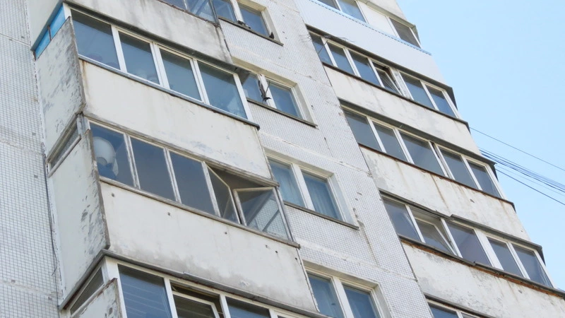 В Ногликах сахалинка нашла на улице ребенка, выпавшего из окна дома