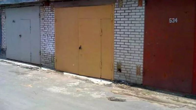 В Долинске в гараже обнаружили тело мужчины