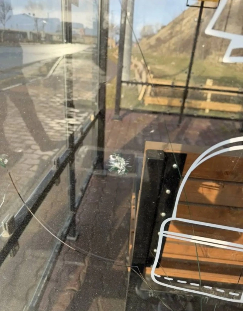 Полиция нашла вандалов, которые повредили несколько остановок в Корсакове