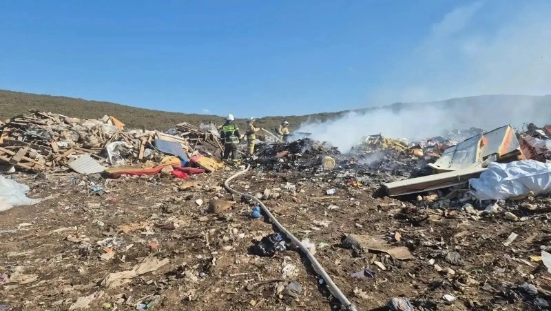 В Курильске потушили пожар на городском мусорном полигоне