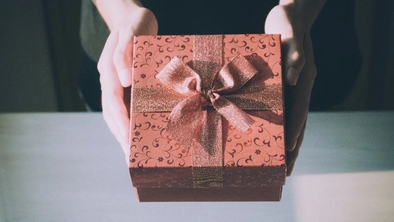 Россияне часто считают подарком детей, а иногда — работу: результаты соцопроса