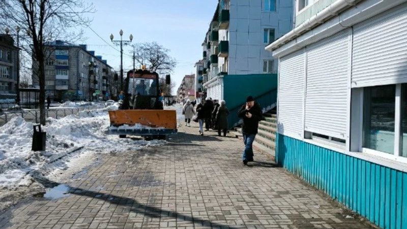 В Поронайске перед паводком начали открывать ливневки