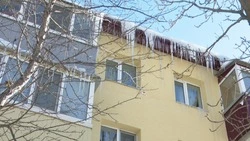 Волонтеры следят за уничтожением сосулек на крышах Сахалина