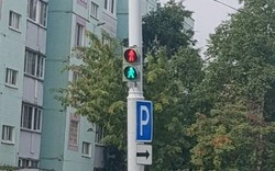 Неуверенный светофор сбил с толку пешеходов в Южно-Сахалинске