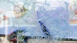 Пьяный сахалинец из мести разбил окно соседа и получил «уголовку»