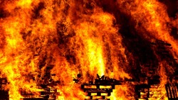 Во время циклона на Курилах загорелся жилой деревянный дом