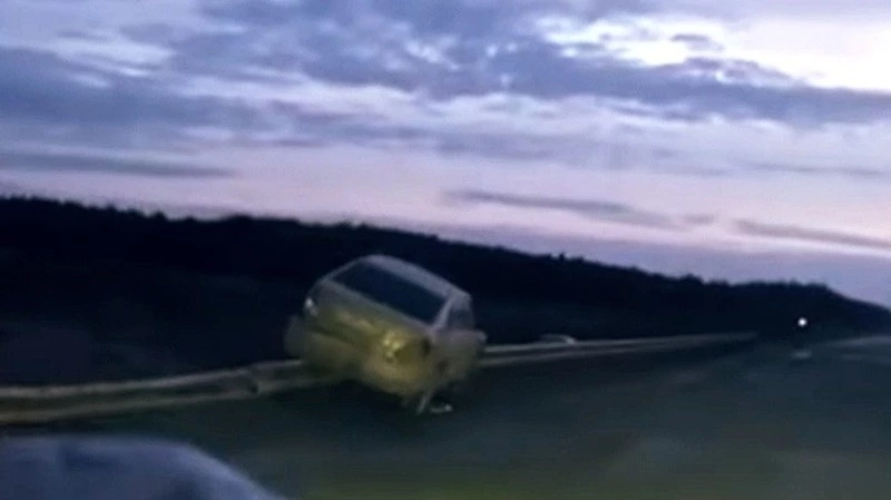 Автомобиль налетел на дорожное ограждение в Сахалинской области