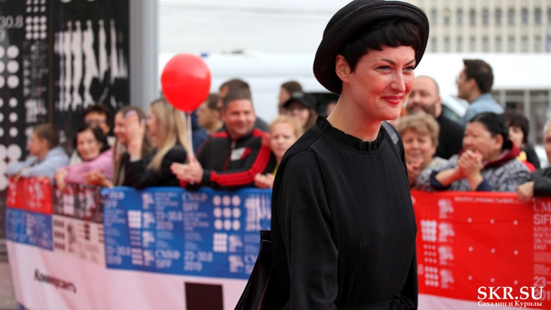 Звезды кино прошлись по красной дорожке перед закрытием сахалинского «Края света»