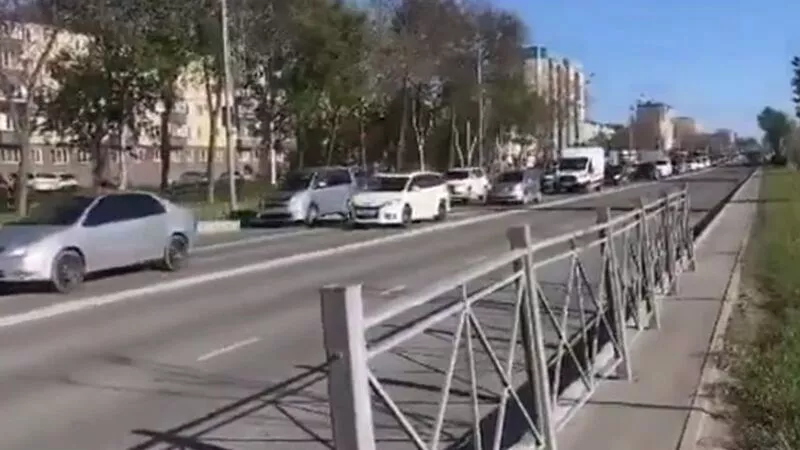 Южно-Сахалинск встал в пробках. Горожане заранее винят будущую выделенную полосу для автобусов