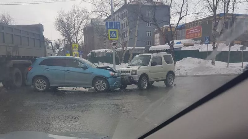 ДТП в центре Южно-Сахалинска создало затор в час пик