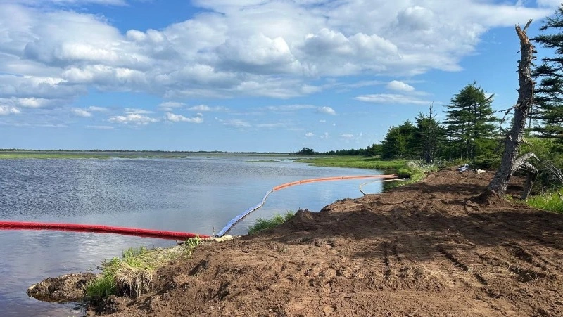 Недействующий трубовод поднимут со дна залива Старый Набиль после разлива нефти