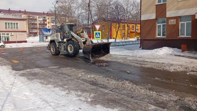 Дорожники Углегорского района продолжают расчистку улиц от снега