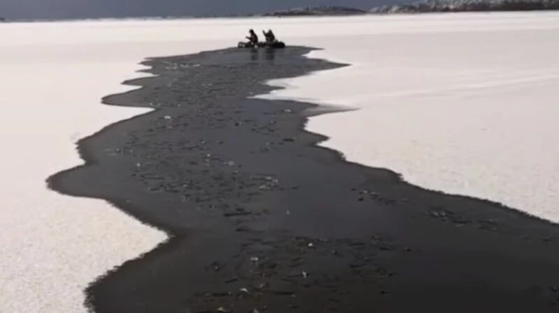 «Самые голодные»: сахалинские рыбаки отправились на лодке за корюшкой и разрушили лед