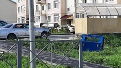 Мусорные контейнеры укатились из-за ураганного ветра на Сахалине