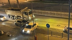 «Ниссан Жук» влетел в белый седан у перекрестка в Южно-Сахалинске