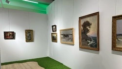 Работы братьев Васнецовых, Шишкина и других живописцев представили на выставке в Южно-Сахалинске