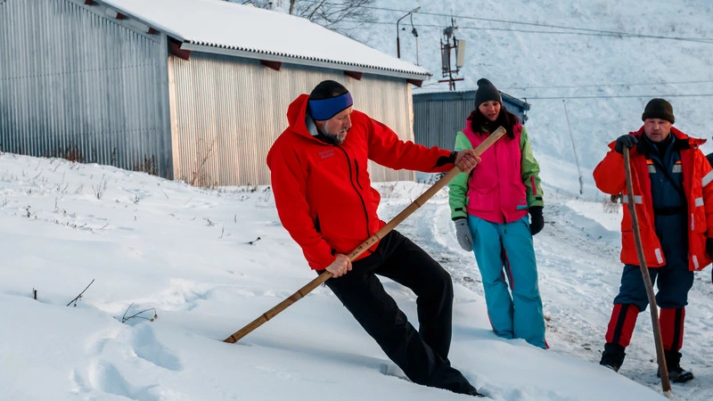 Заслуженный турист России прогулялся с альпенштоком по окрестностям Южно-Сахалинска