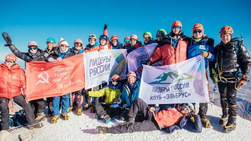 Финалист конкурса «Лидеры России» с Сахалина поднял на вершину Эльбруса Знамя Победы