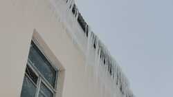 SKR-SOS против сосулек! Ледяная гирлянда неделю пугает жителей дома в Корсакове