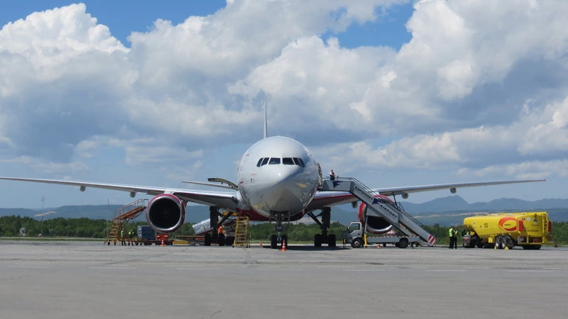 Компания Вексельберга решила отсудить у Дерипаски аэропорт Южно-Сахалинска