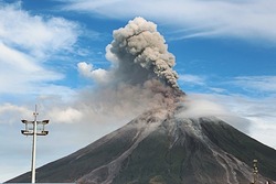 Специалисты зафиксировали новое извержение вулкана Эбеко на Курилах утром 22 августа 