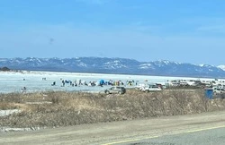 «Можно нырнуть»: сахалинские рыбаки вышли на тонкий лед