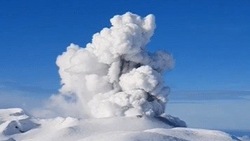 Пепловый выброс на высоту 3,5 километра зафиксировали на вулкане Эбеко на Парамушире