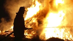 Пожарные потушили дачную постройку в Невельском районе ночью 23 декабря 