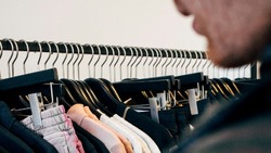 Житель Макарова получил «уголовку» за продажу краденой женской одежды