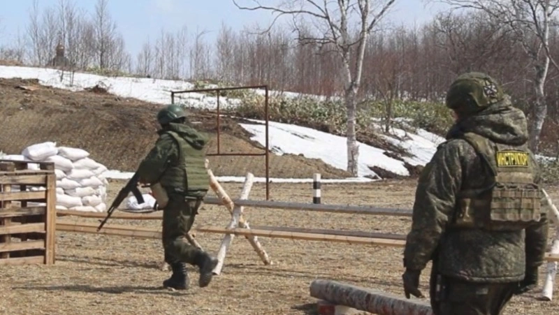 Мотострелки ВВО осваивают навыки передвижения на поле боя на сахалинском полигоне