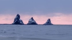 «Можно дойти, не замочив ног»: Три Брата на Сахалине открылись после отлива