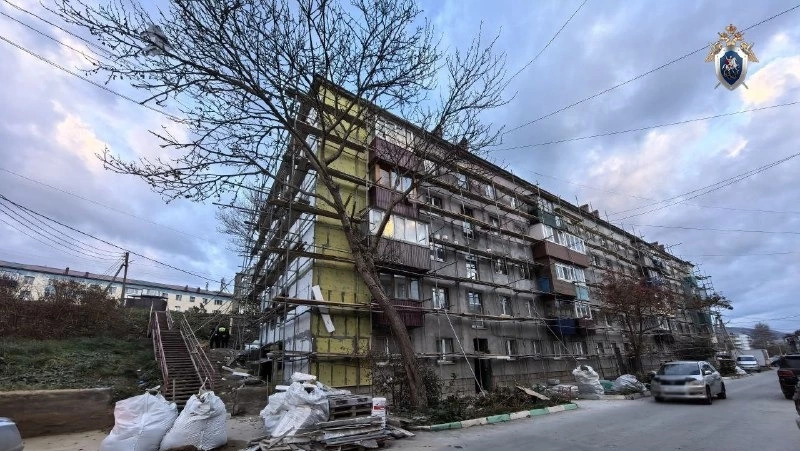 Рабочий сорвался со строительных лесов и умер в Холмске