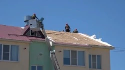 Съехавшие крыши восстанавливают на Сахалине