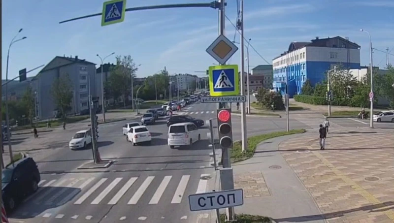 Микроавтобус вылетел на перекресток и столкнулся с машиной в Южно-Сахалинске