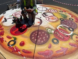 На оживленном перекрестке Южно-Сахалинска появилась пицца