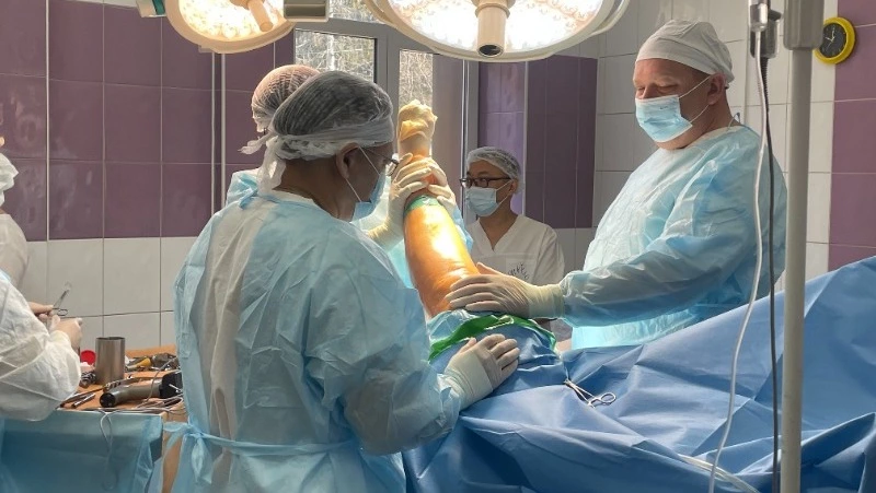 Сахалинские травматологи освоили частичное эндопротезирование колена