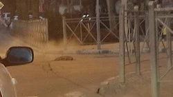 Пар из открытого люка создал опасность на дороге в Южно-Сахалинске 20 октября