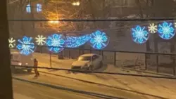 В Южно-Сахалинске водитель седана снес фрагмент забора вокруг больницы и убежал