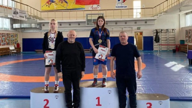 Борцы из Шахтерска взяли три комплекта медалей на первенстве Сахалинской области