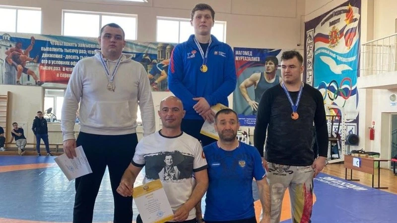 Спортсмен с Сахалина завоевал две награды первенства РФ по борьбе