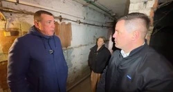 Валерий Лимаренко осмотрел подвалы МКД в Охе 