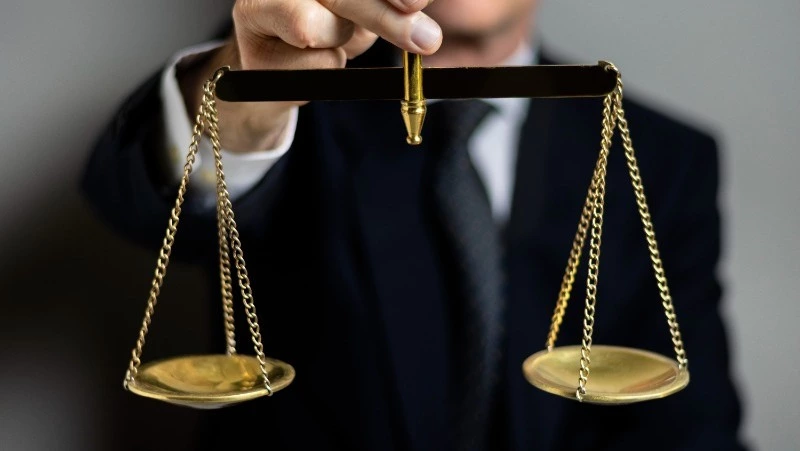 Житель Корсакова ответит в суде за кражу почти 228 тысяч рублей у пьяного друга